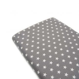 Tela de popelín 100% algodón con estampado de estrellas blancas pequeñas sobre fondo color gris diseñado by Poppy Europe