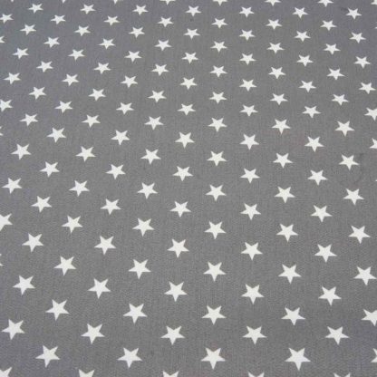 Tela de popelín 100% algodón con estampado de estrellas blancas pequeñas sobre fondo color gris diseñado by Poppy Europe