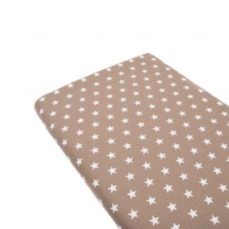 Tela de popelín 100% algodón con estampado de estrellas blancas pequeñas sobre fondo color camel diseñado by Poppy Europe