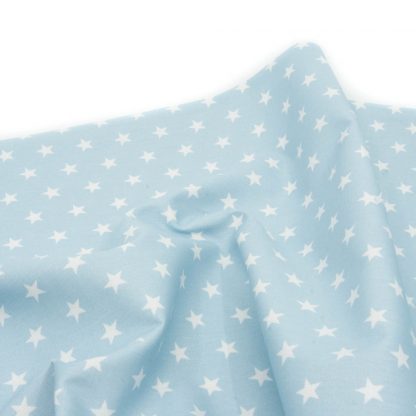 Tela de popelín 100% algodón con estampado de estrellas blancas pequeñas sobre fondo color azul celeste diseñado by Poppy Europe