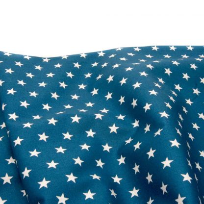 Tela de popelín 100% algodón con estampado de estrellas blancas pequeñas sobre fondo color azulado diseñado by Poppy Europe