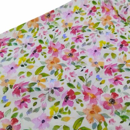 Tela 100% viscosa con estampado de flores de colores rosas