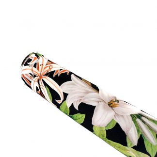 Tela crepé con estampado de flores grandes sobre fondo color negro