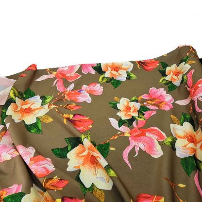 Tela de seda elástica con estampado de flores de colores sobre fondo color topo
