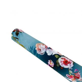 Tela de seda elástica con estampado de flores de colores sobre fondo azul empolvado