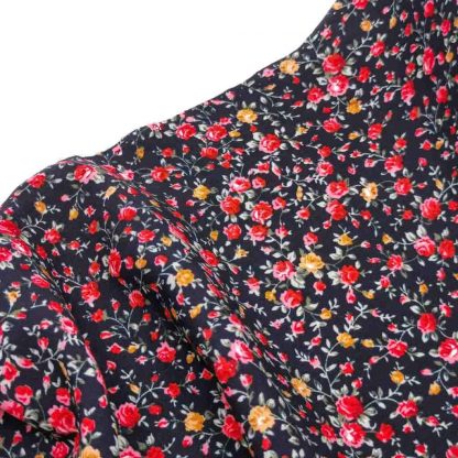 Tela de viscosa para vestidos de mujer estampada con flores de color rojo sobre fondo negro