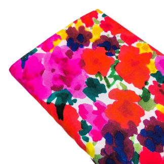 Tela 100% viscosa con estampado de flores abstractas en tonos rojo y fucsia