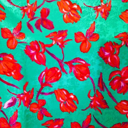 Tela de jacquard con flores rojas sobre fondo verde