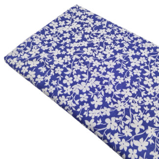 Tela de viscosa estampada con flores blancas sobre fondo color azafata