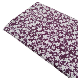 Tela de viscosa estampada con flores blancas sobre fondo color buganvilla