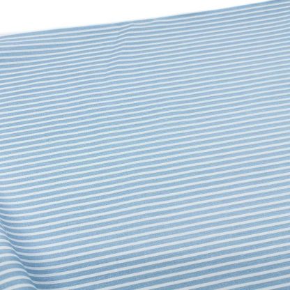 Tela de popelín 100% algodón con estampado de rayas azul celeste y blanca diseñada by Poppy Europe