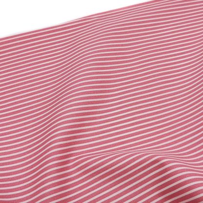 Tela de popelín 100% algodón con estampado de rayas rosa palo y blanca diseñada by Poppy Europe