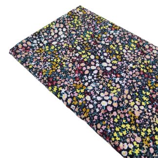 Tela de viscosa con estampado de flores tipo liberty sobre fondo negro