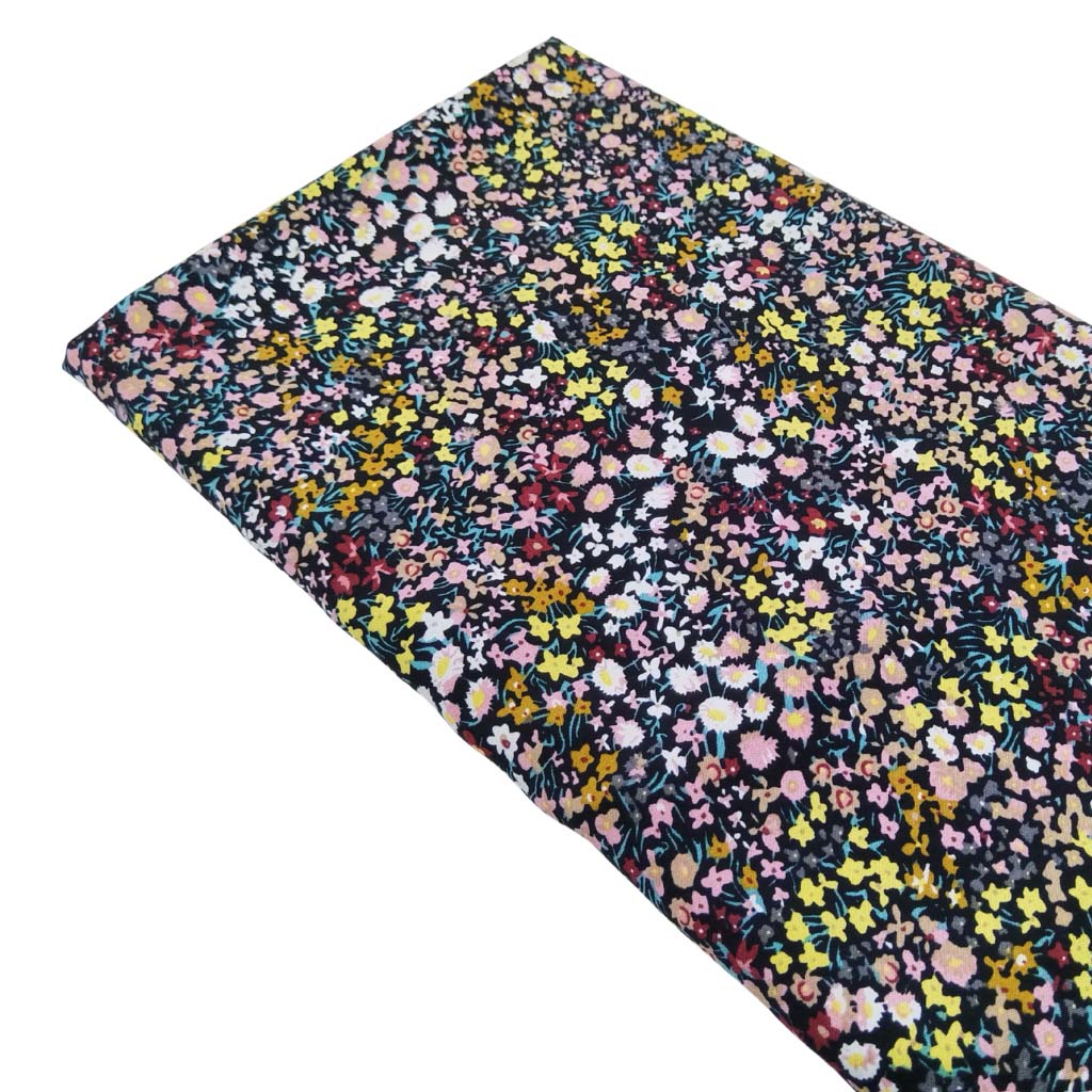 Tela de viscosa con estampado de flores tipo liberty sobre fondo negro