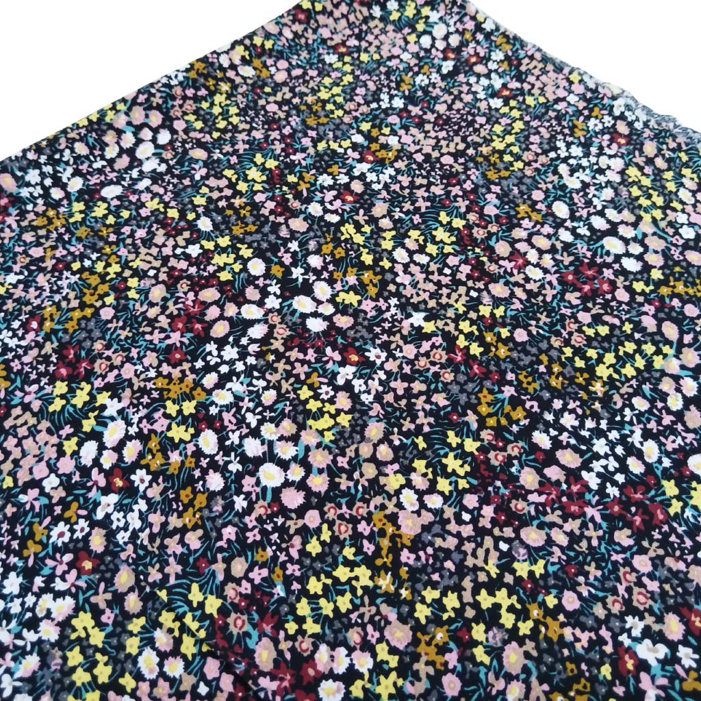 Tela de viscosa con estampado de flores tipo liberty sobre fondo negro