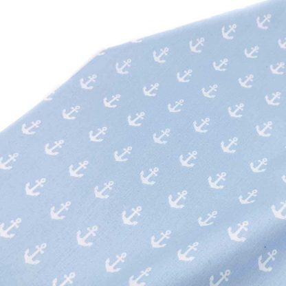 Tela de popelín 100% algodón con estampado de anclas blancas sobre fondo color azul celeste diseñado by Poppy Europe