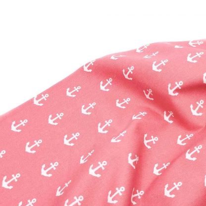 Tela de popelín 100% algodón con estampado de anclas blancas sobre fondo color rosa palo diseñado by Poppy Europe