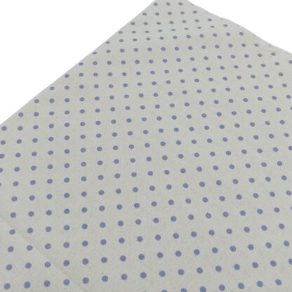 Tela de popelín estampado con lunares de color azul empolvado sobre fondo de color lino