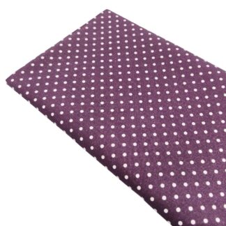 Tela de popelín estampado con lunares de color lino sobre fondo de color berenjena