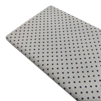 Tela de popelín estampado de estrellas berenjenas sobre fondo color lino
