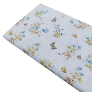 Tela de popelín con estampado de ramilletes de flores y mariposas
