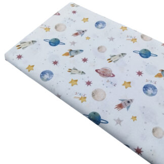 Tela de popelín con estampado de cohetes planetas y estrellas