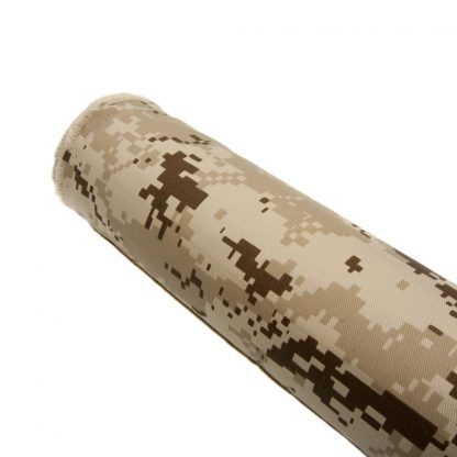 Tela de sarga con estampado de camuflaje militar pixelado color beige desierto