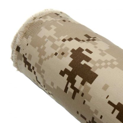 Tela de sarga con estampado de camuflaje militar pixelado color beige desierto