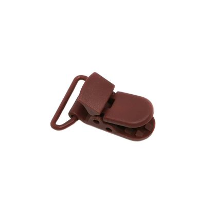 Pinza de plástico para realizar chupeteros o tirantes en color marrón chocolate