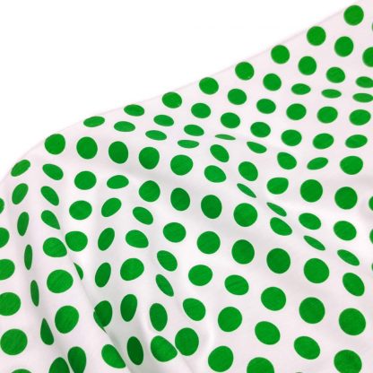 Tela popelín con estampado de lunares de flamenca de 15 milímetros de diámetro en color verde andalucía sobre fondo blanco