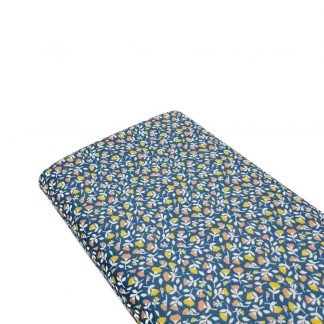 Tela de popelín de algodón orgánico certificado GOTS con estampado flores tipo liberty sobre fondo azul tejano