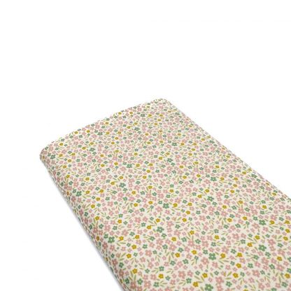 Tela de popelín de algodón orgánico certificado GOTS con estampado de flores tipo liberty de colores sobre fondo color crudo