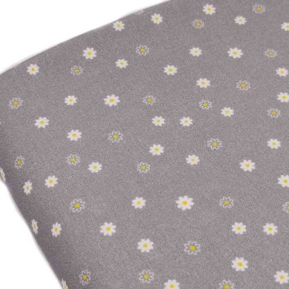 Tela de popelín de algodón orgánico estampado con florecitas sobre fondo gris perla