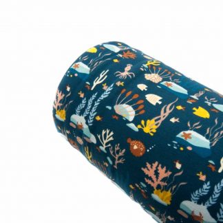 Tela de punto de algodón orgánico certificado GOTS estampada con dibujos de arrecifes de coral y peces en distintos colores sobre un fondo color marino