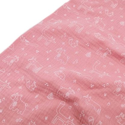 Tela doble gasa muselina de algodón estampada con animalitos sobre fondo en color rosa palo