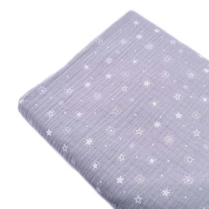 Tela doble gasa muselina de algodón estampada con estrellas sobre fondo en color gris perla