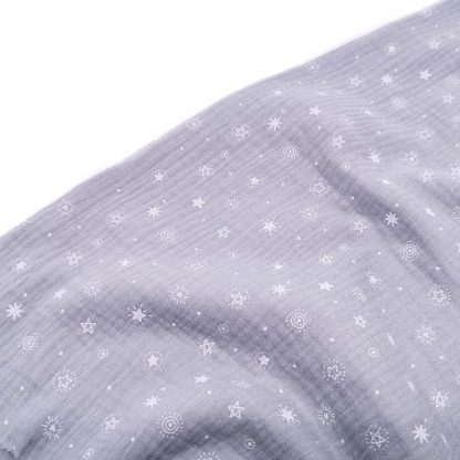 Tela doble gasa muselina de algodón estampada con estrellas sobre fondo en color gris perla