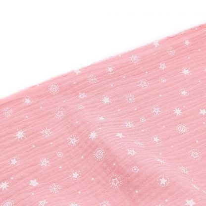 Tela doble gasa muselina de algodón estampada con estrellas sobre fondo en color rosa palo