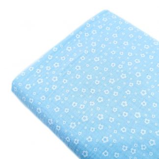 Tela doble gasa muselina de algodón estampada con flores sobre fondo en color azul bebé
