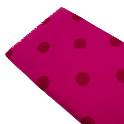 Tela especial para coser trajes de flamenca en crep elástico con estampado de lunares de 30 milímetros color burdeos sobre fondo color buganvilla