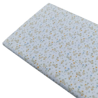 Tela de popelín con estampado de flores y patos serie Piquito en tonos azul bebé
