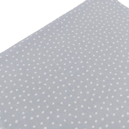 Tela de viyela estampada con lunares sobre fondo gris plata
