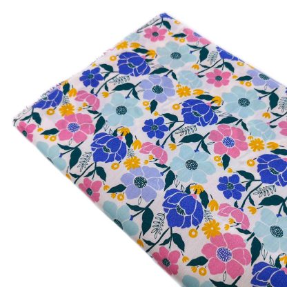 Tela batista de algodón 100% estampada con flores de colores en tono lila