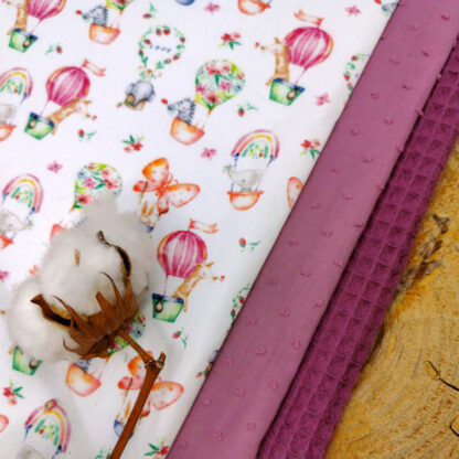 Tela de popelín con estampado de animalitos en tonos rosas