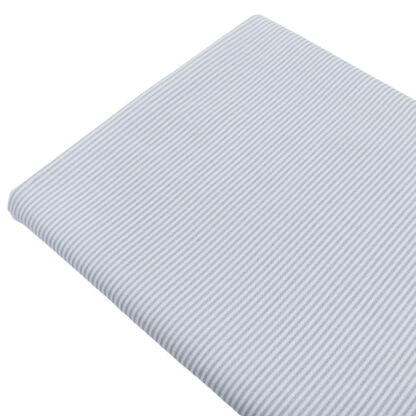 Tela de popelín con estampado de rayas de color gris plata