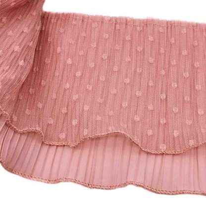 Tira plisada de doble capa de tul bordado con topos más gasa en color rosa empolvado