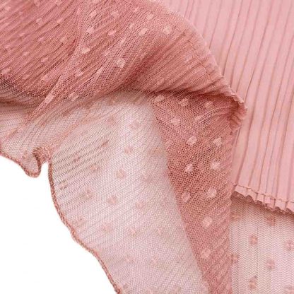 Tira plisada de doble capa de tul bordado con topos más gasa en color rosa empolvado