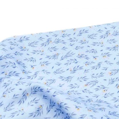 Tela viyela de algodón orgánico GOTS con estampado digital de flores en tonos azulados sobre fondo color azul bebé
