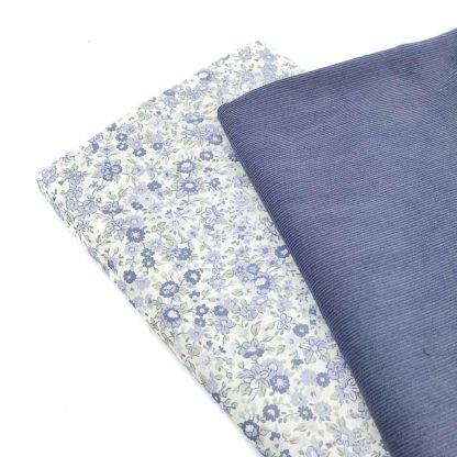 Tela viyela de algodón orgánico con estampado de flores azuladas y tela de pana azulada