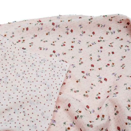 Tela doble gasa muselina de algodón orgánico GOTS con estampado a doble cara de topos y flores en tono rosa